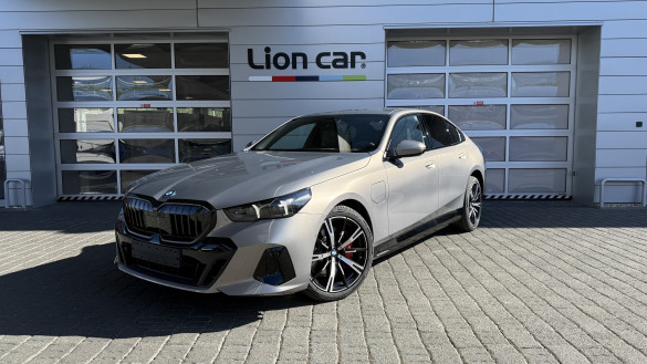 BMW 550e xDrive Sedan